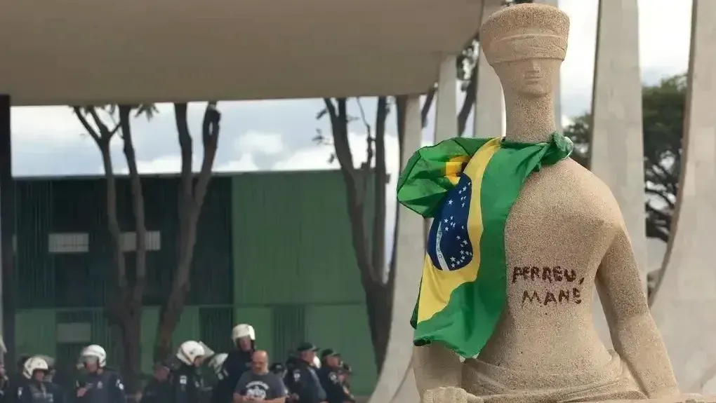 Frase pichada faz referência a uma fala que o ministro Luís Roberto Barroso fez a um manifestante nos Estados Unidos