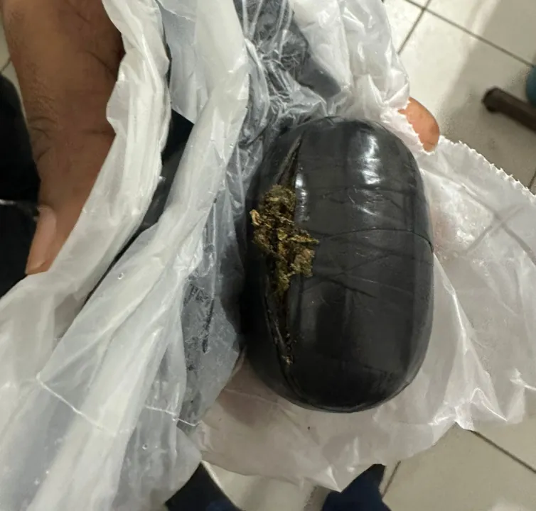 Mulher armazenava maconha na região íntima