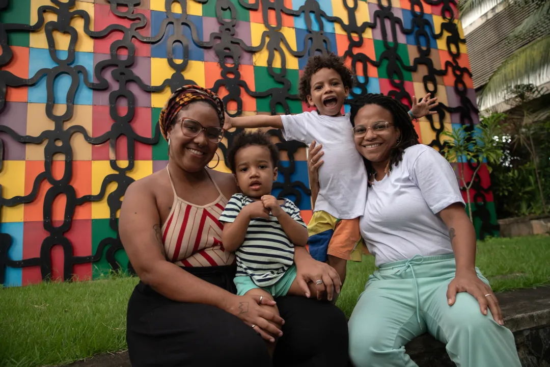 As irmãs Tácia e Raísa Muniz, com os filhos Odé Bakari (camisa listrada) e Nilo: duas ‘mães acadêmicas’