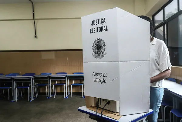 No Brasil, o voto é obrigatório a partir dos 18 anos