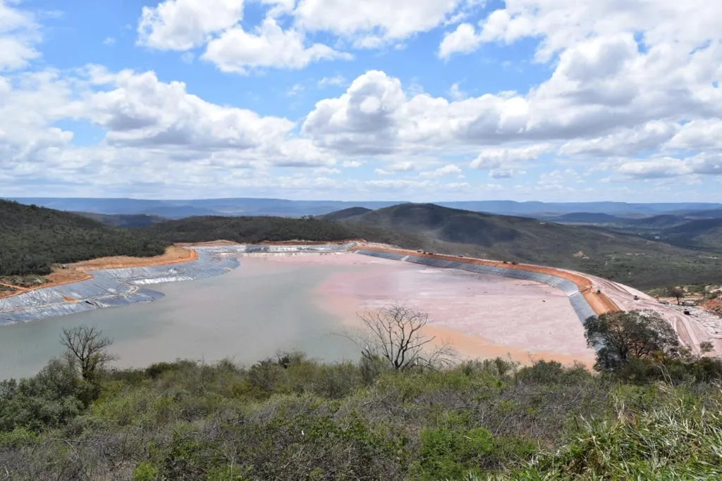 Moradores de Jacobina estão assustados com os abalos sísmicos no município, notadamente pela existência de duas barragens de rejeitos minerais acima da cidade. Os tremores foram registrados pelo Laboratório Sismológico (LabSis) da Universidade Federal do Rio Grande do Norte (UFRN), que tem equipamentos que captam os movimentos sismológicos em diversos estados.
NAS FOTOS a barragem de rejeitos da mineradora que preocupa o MPBA
FOTOS Pablo Almeida / Divulgação