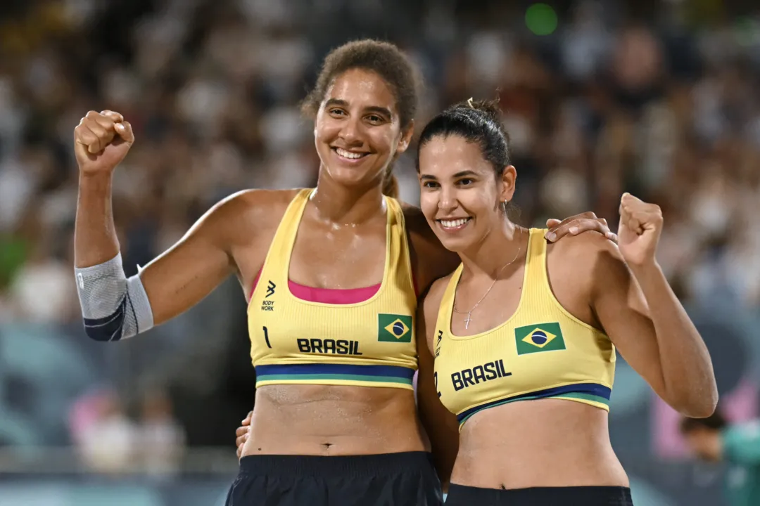 Duda e Ana Patrícia comemorando