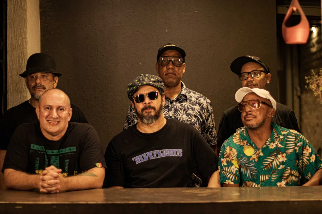 Adão Negro apresenta show de turnê neste domingo