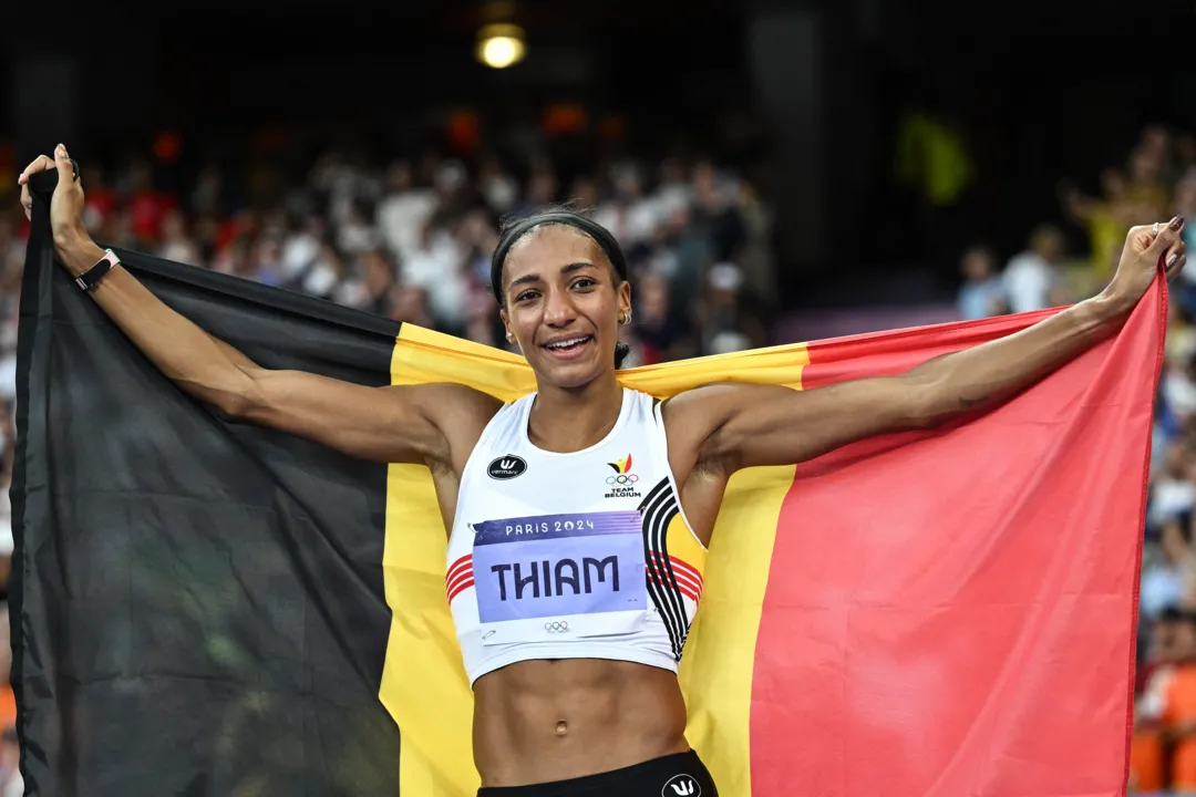 A belga Nafissatou Thiam celebra o tricampeonato olímpico no heptatlo