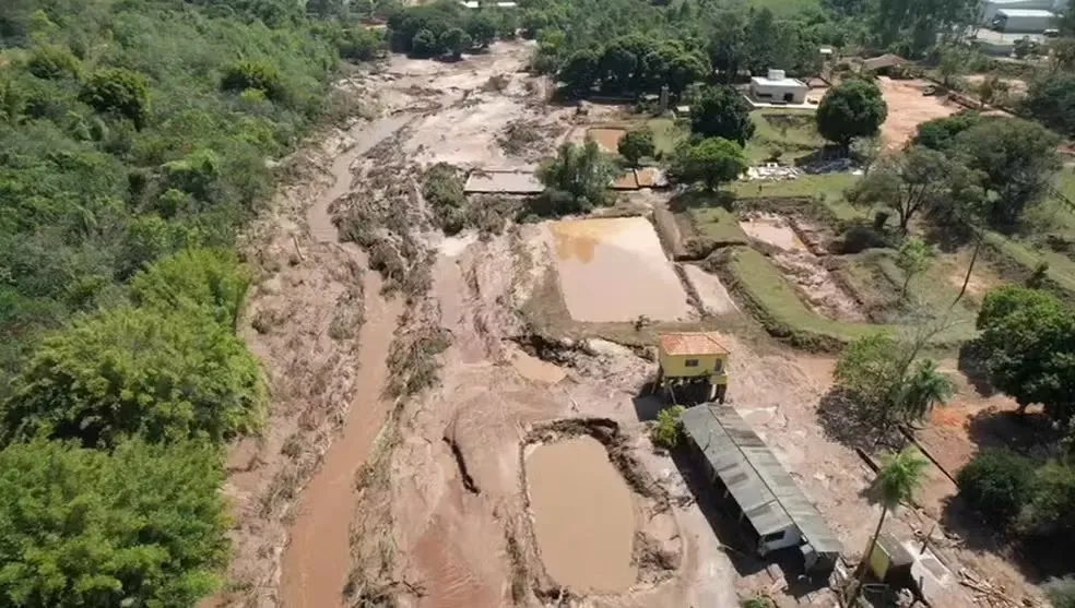 Casa atingida por lama após rompimento de barragem da Nasa Park