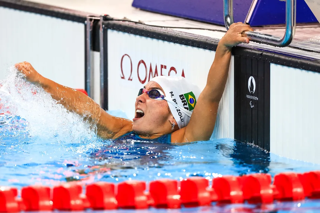 Mayara Petzold comemorando medalha