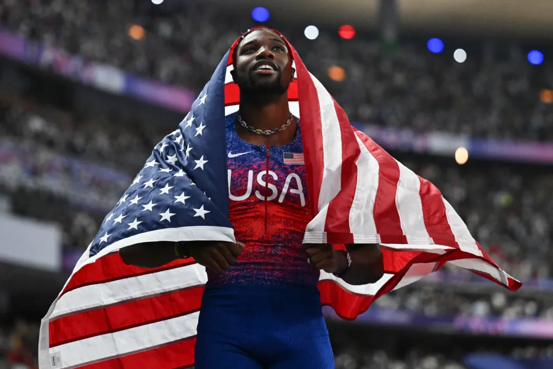 Lyles celebrando depois de conquistar o ouro em Paris