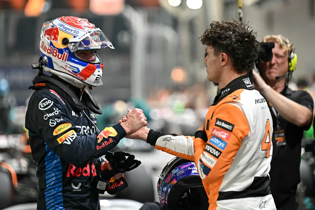 Lando Norris (direita) cumprimenta o holandês e atual campeão da F1 Max Verstappen