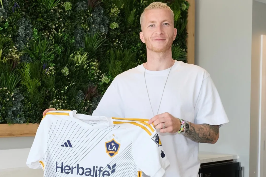 Reus posa com a camisa do LA Galaxy