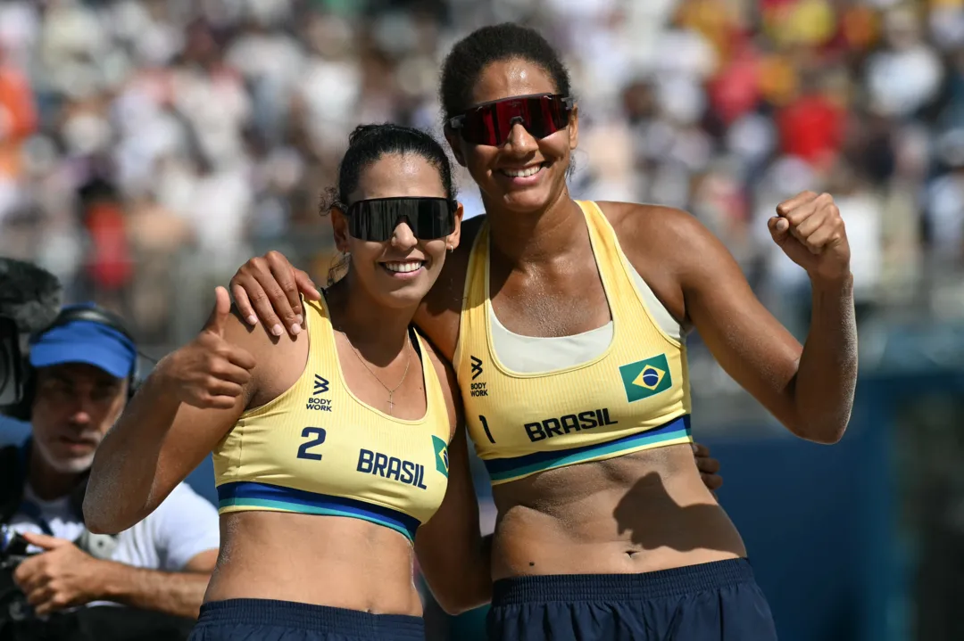 Duda e Ana Patrícia comemorando