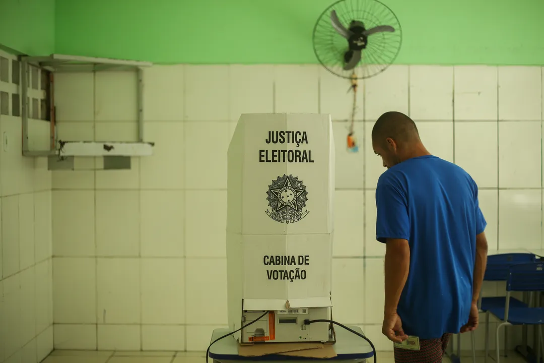 Imagem ilustrativa da imagem Domingo de votação registra 108 eleitores e 14 candidatos presos