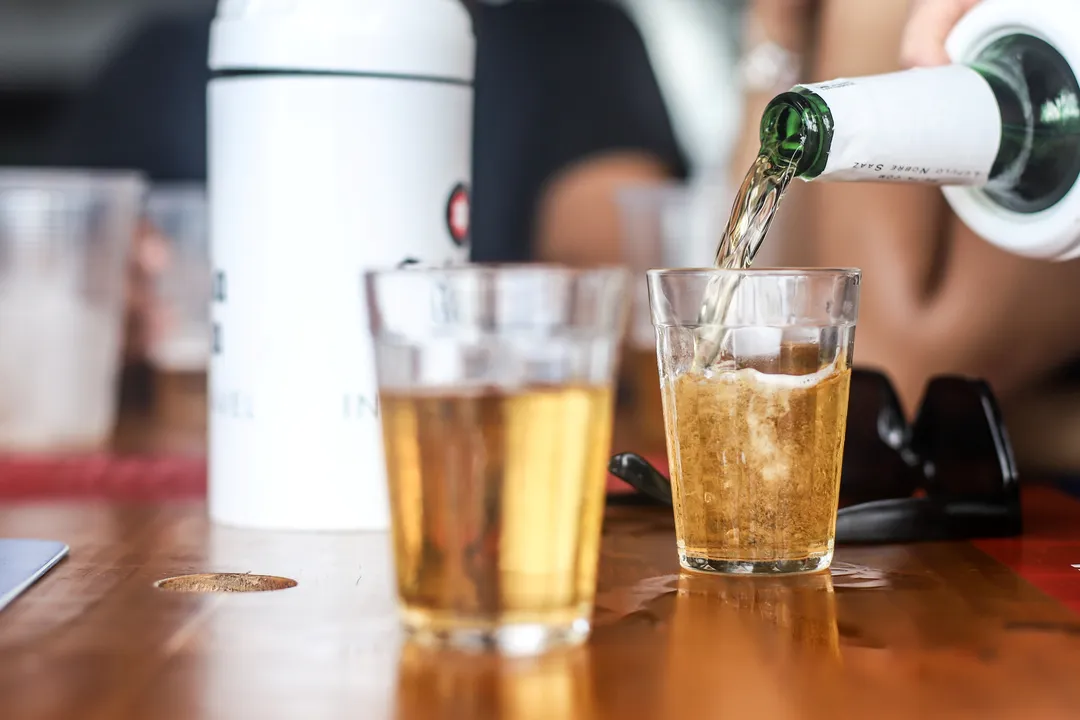 Cerveja sendo servida em mesa de bar em Salvador