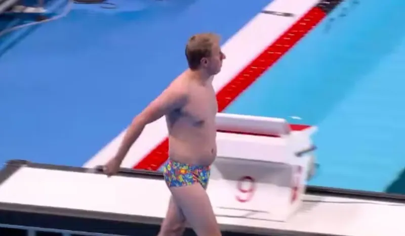Um funcionário da organização precisou entrar na piscina para retirar um touca antes da prova dos 100m peito feminino e fez a alegria da torcida