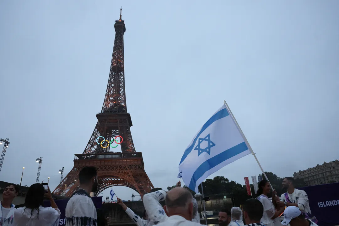 Bandeira de Israel próximo à Torre Eiffel, em Paris