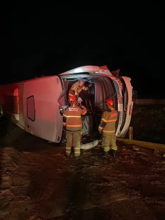 Imagem ilustrativa da imagem Ônibus com romeiros tomba em rodovia e deixa feridos