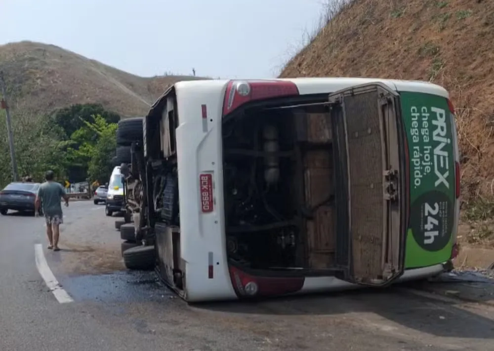 Imagem ilustrativa da imagem Ônibus com time de futebol americano tomba no RJ e três morrem