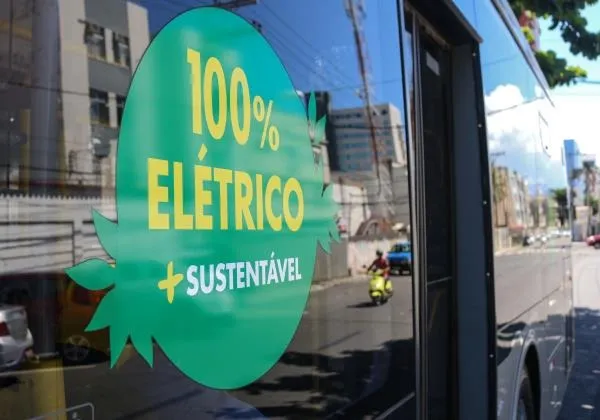 Além de ser 100% elétrico, o veículo também possui piso baixo, sem degraus, ar condicionado, corredores mais largos e total acessibilidade