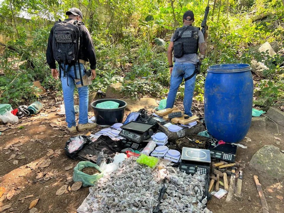 Imagem ilustrativa da imagem Bunker com armas e drogas é encontrado em Salvador