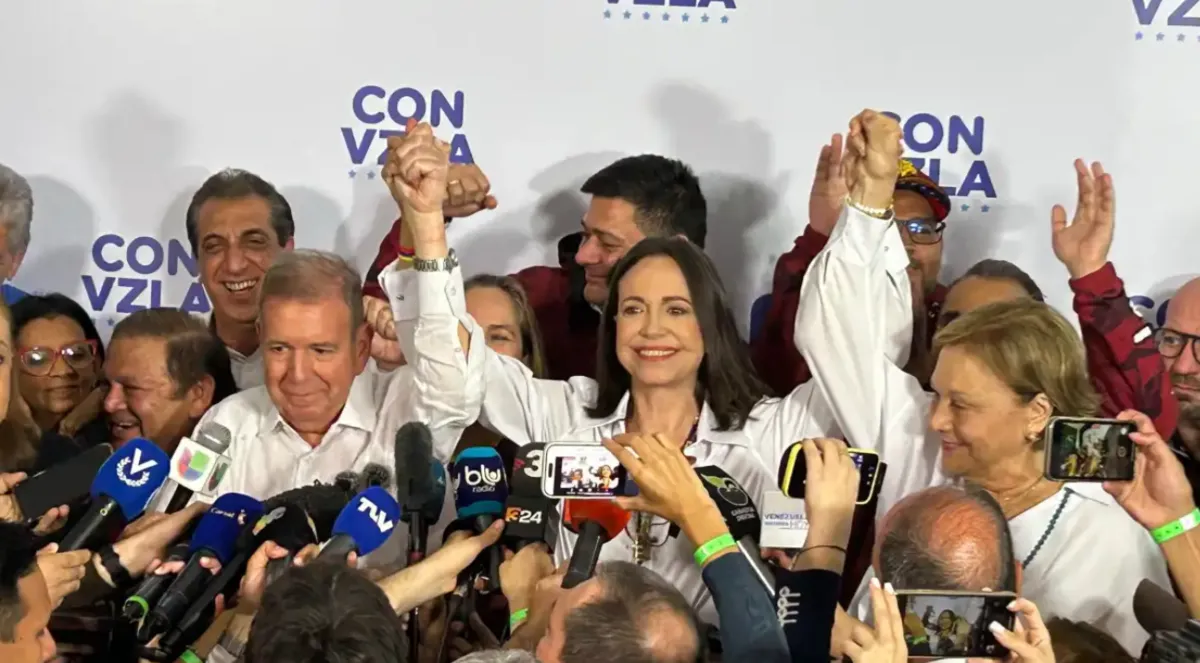Candidato Edmundo González ao lado da líder da oposição venezuelana, María Corina Machado