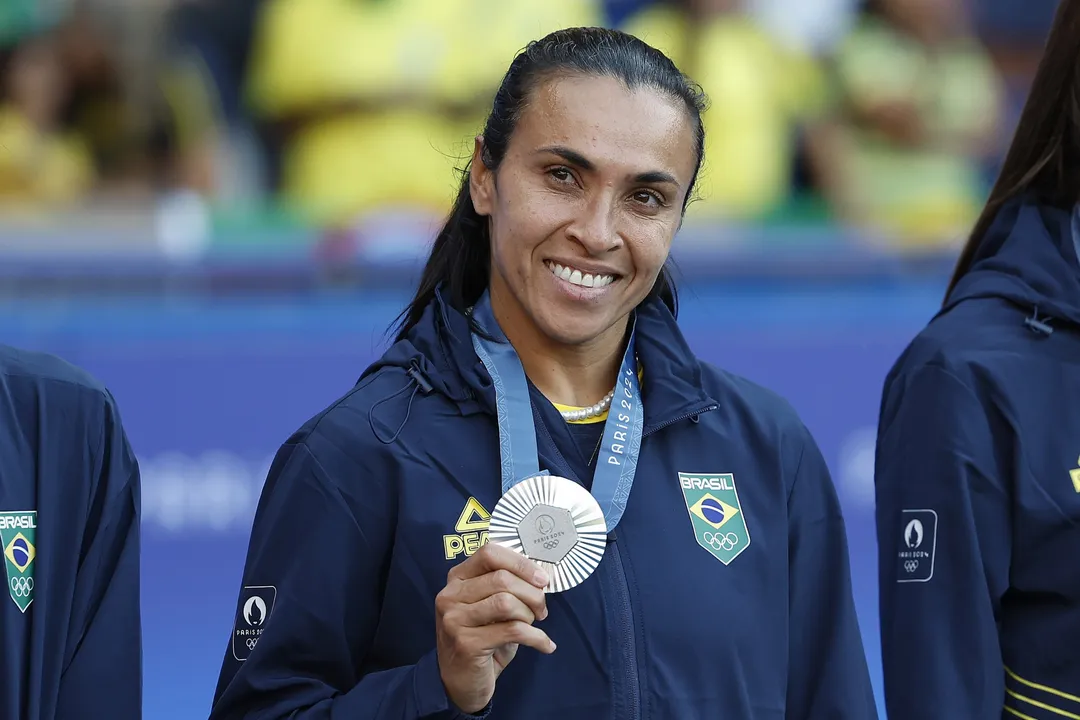 Marta posa com a medalha de prata nos Jogos Olímpicos de Paris