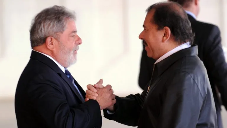 Presidente do Brasil, Lula (PT), de mãos dadas com o chefe da Nicarágua, Daniel Ortega