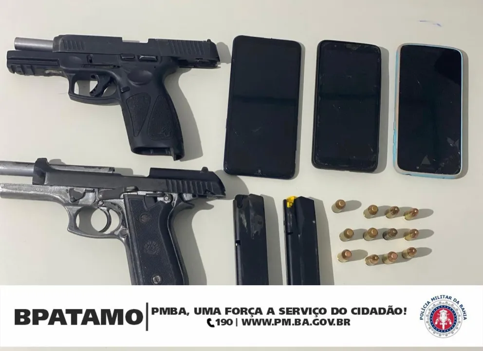 Com eles, foram encontradas uma pistola calibre 9mm, uma pistola calibre 40mm, 12 munições e três aparelhos celulares