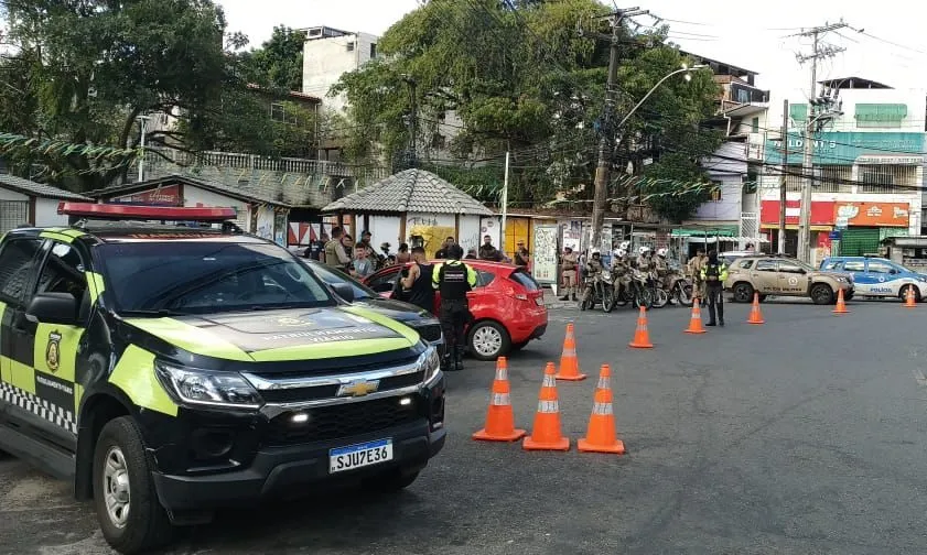 Ao longo da tarde, carros, veículos por aplicativos e motos foram abordados