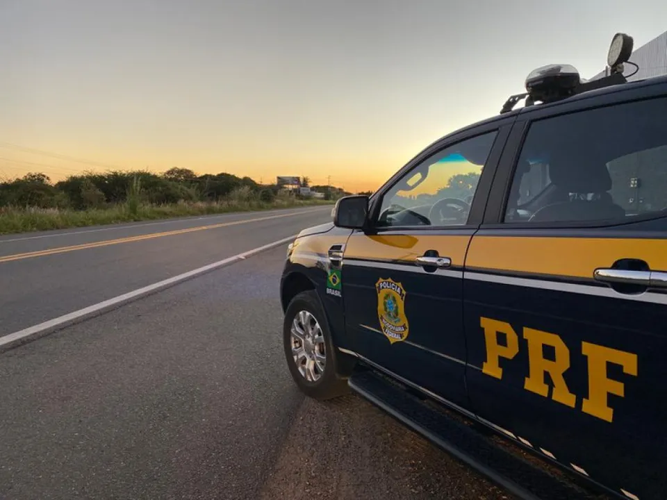 Polícia Rodoviária Federal durante fiscalização em estradas do MT