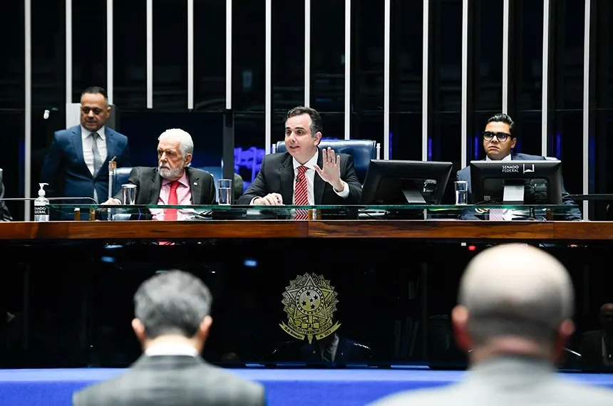 Presidente Rodrigo Pacheco presidiu a sessão desta quarta, na mesa o líder Jaques Wagner ( à esq.)