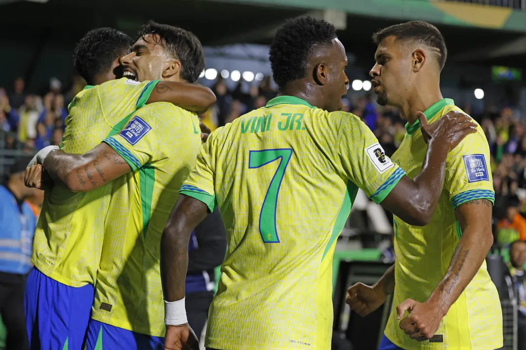 Jogadores do Brasil comemorando