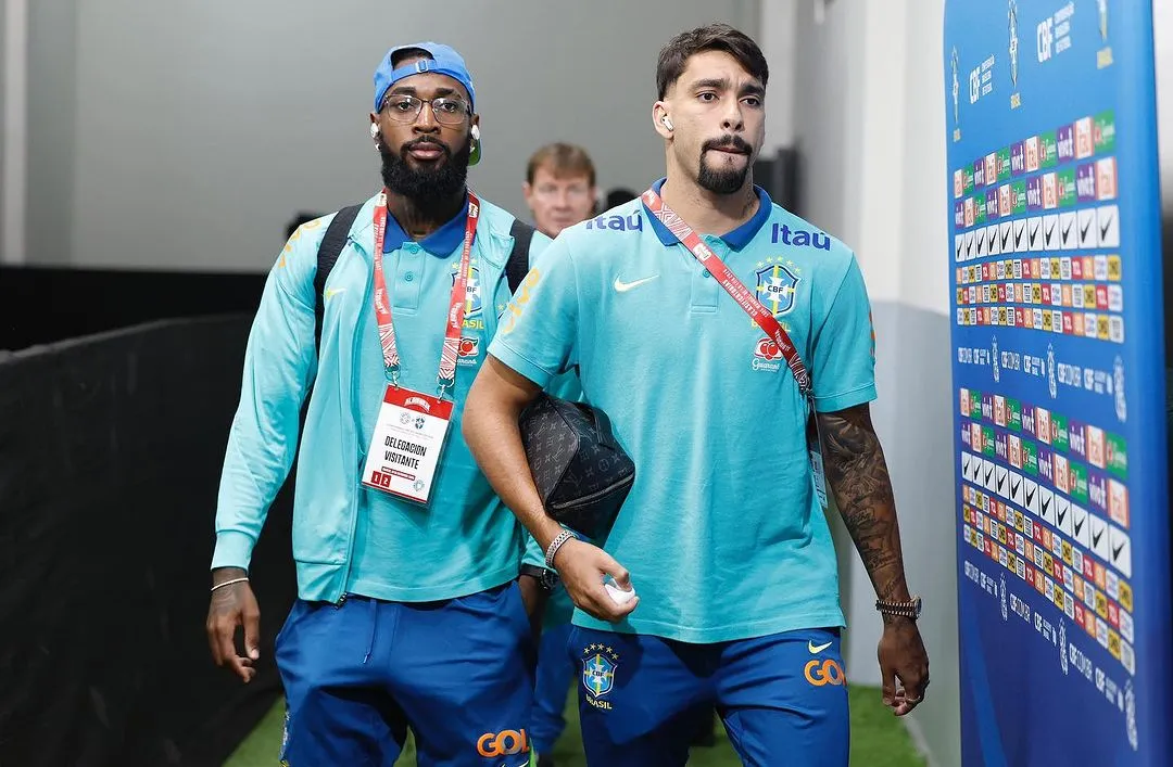 Delegação brasileira durante a chegada no Estádio Defensores del Chaco, em Assunção