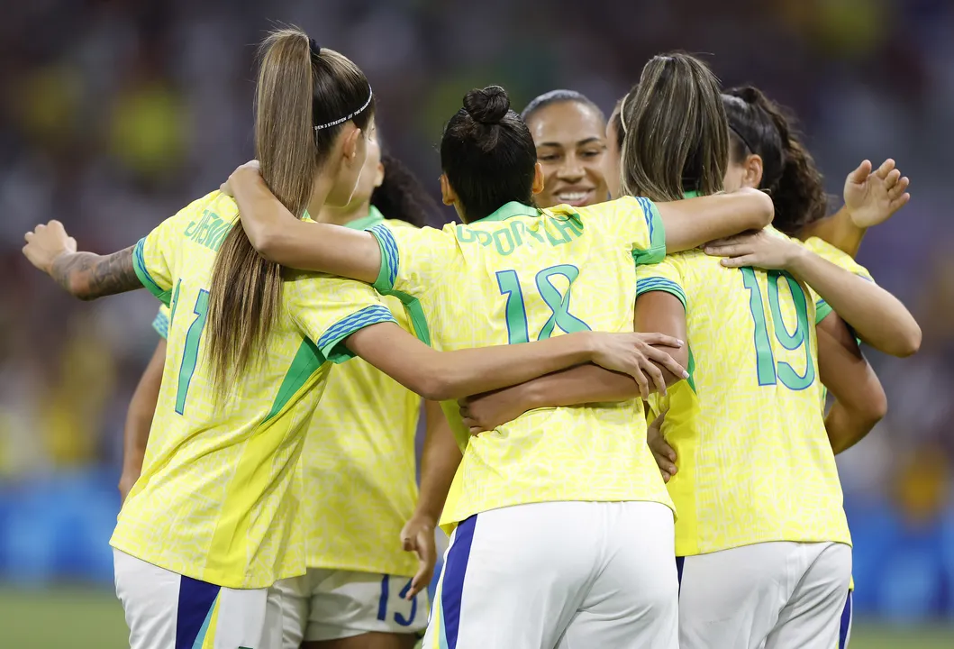 Jogadoras da Seleção Brasileira comemorando