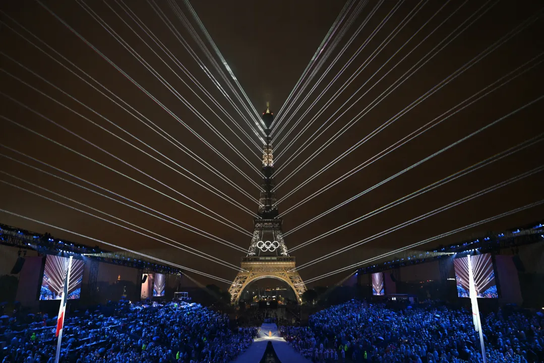Torre Eiffel iluminada para os Jogos Olímpicos