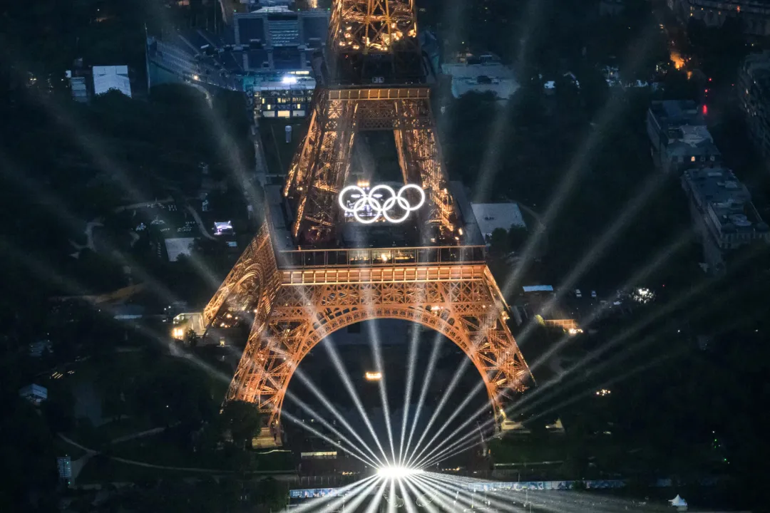 Torre Eiffel com os anéis olímpicos