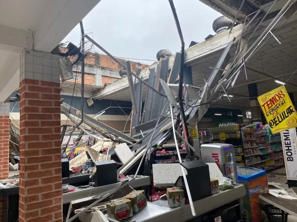 Em fotos feitas por moradores, é possível ver o telhado completamente destruído