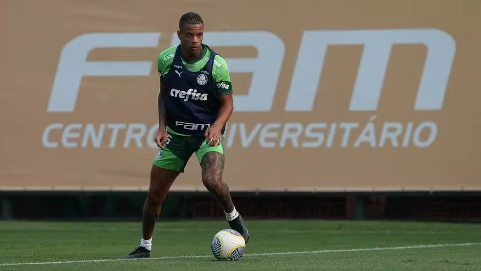 Caio Paulista durante treino do Palmeiras