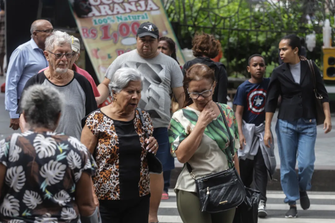 Pessoas andando na Avenida Sete, em Salvador