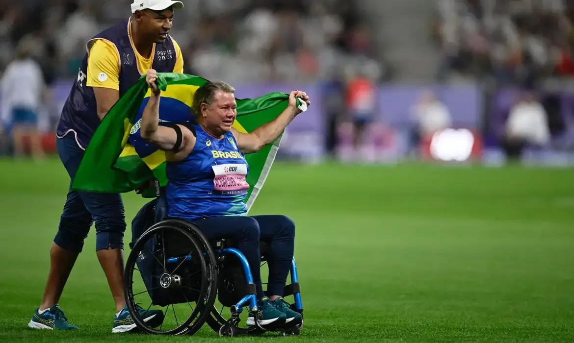 Beth Gomes foi porta-bandeira do Brasil na cerimônia de abertura