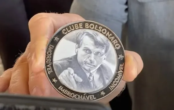 Bolsonaro dá medalha inusitada a deputado