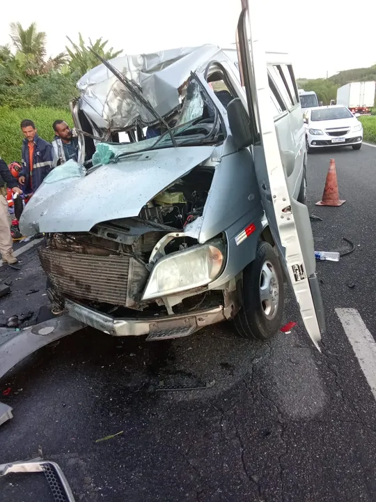 A colisão com um caminhão teria ocorrido após uma ultrapassagem.