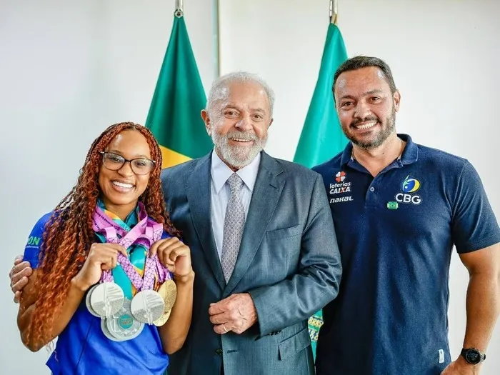 Imagem ilustrativa da imagem Presidente Lula parabeniza Rebeca após ouro: "Nossa maior medalhista"