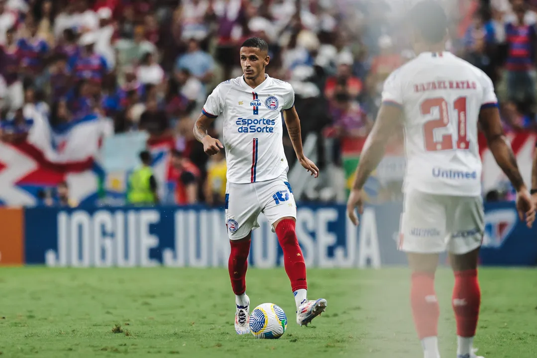 Luciano Juba com a bola em jogo do Bahia contra o Fortaleza