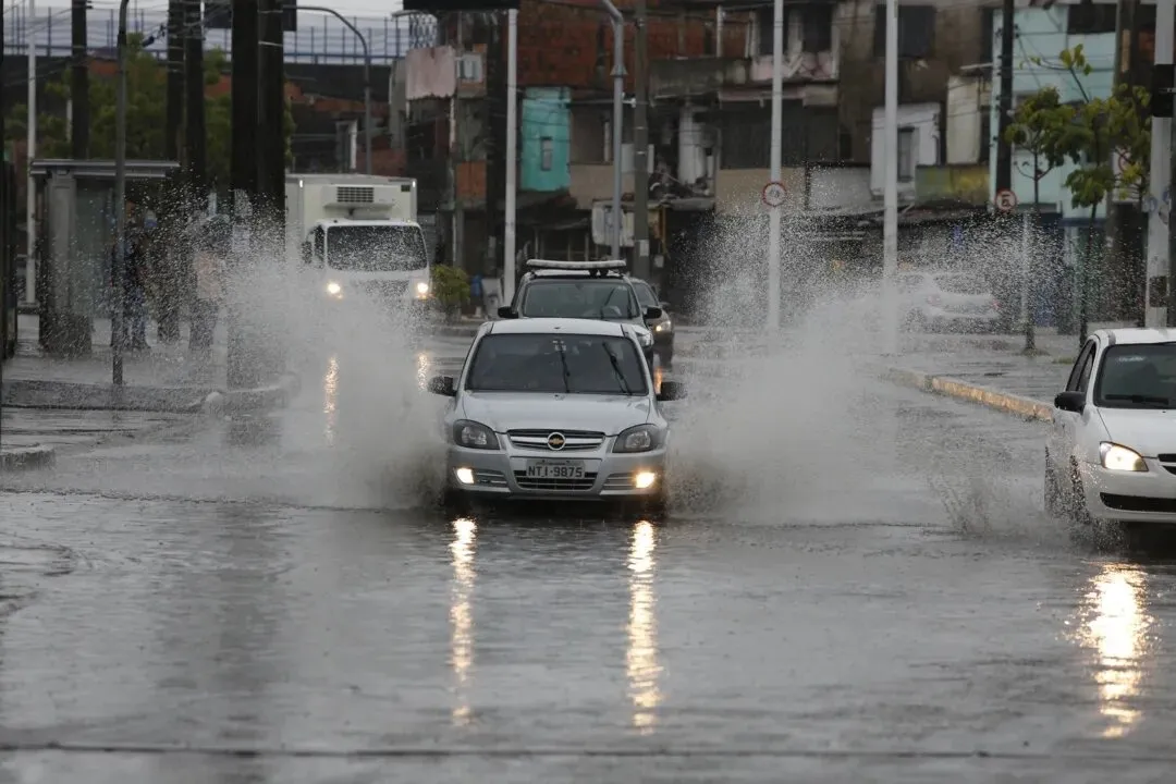 A chuva constante durante a madrugada deixou as pistas molhadas