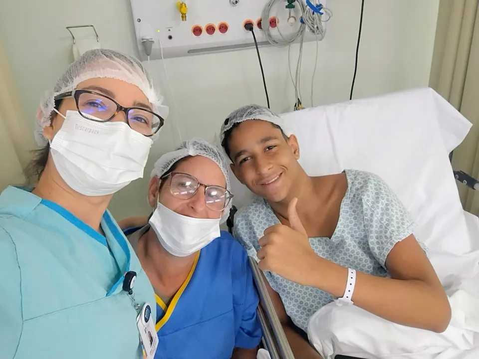 Acompanhado de sua mãe, Bárbara Santiago, Cidimar, que ainda voltará para uma revisão médica