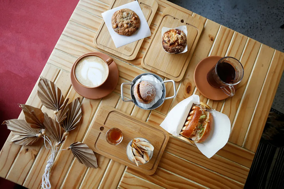 Serviço de café da manhã inclui, entre outros itens, sanduíche de pão tostado com camarão frio e cookies