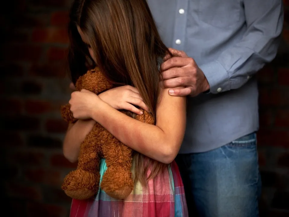 Imagem ilustrativa da imagem Menina de 11 anos é abusada pelo marido da avó, engravida e tem bebê