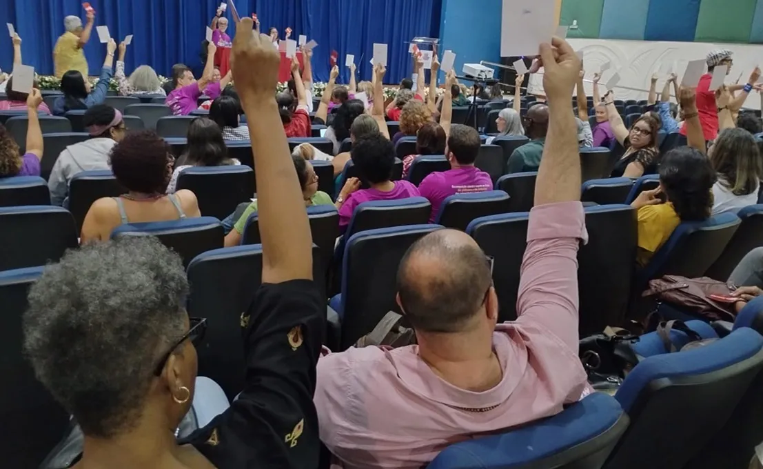 Durante a assembleia, a tônica dos discursos feitos pela categoria docente foi o descontentamento e a indignação com as propostas