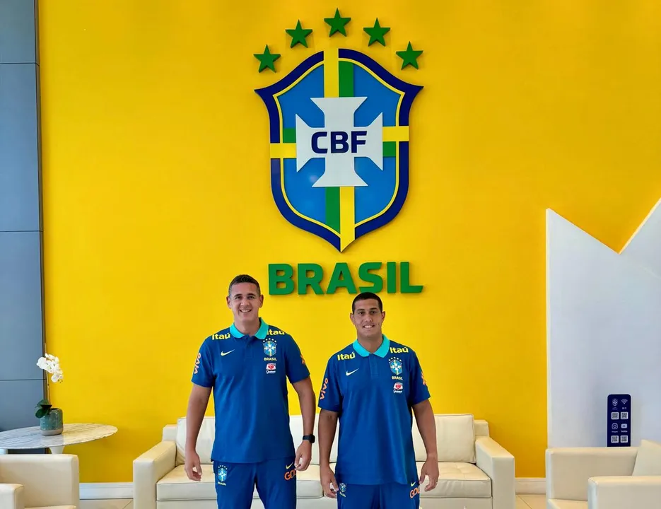 O fisioterapeuta Fernando Neto e o médico Ton Jeferson do Vitória durante apresentação na Seleção Brasileira Sub-16