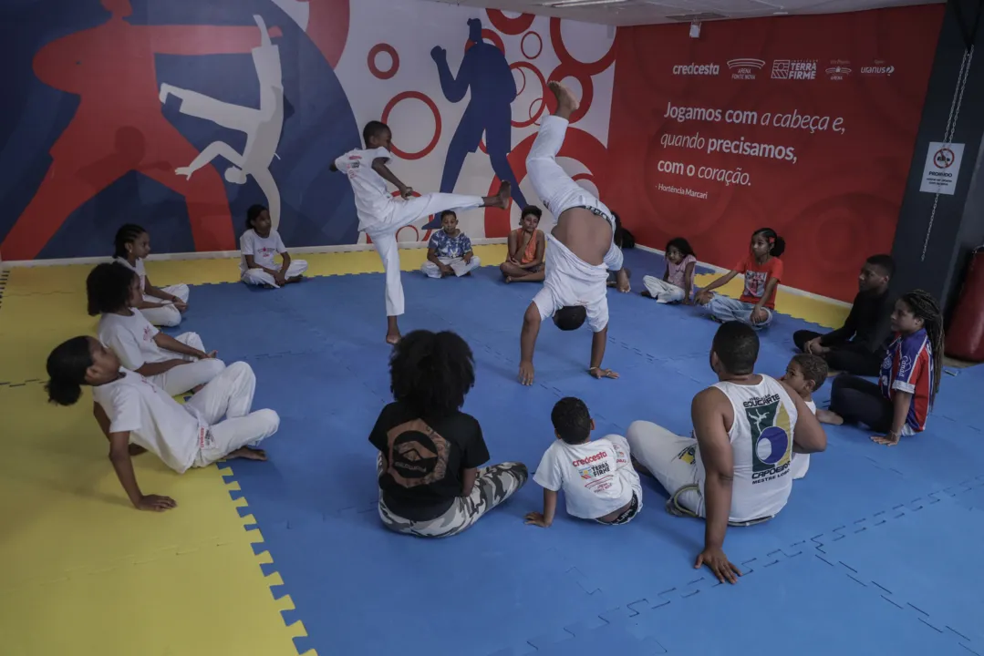 Dança e arte marcial tradicional na Bahia é ensinada à garotada