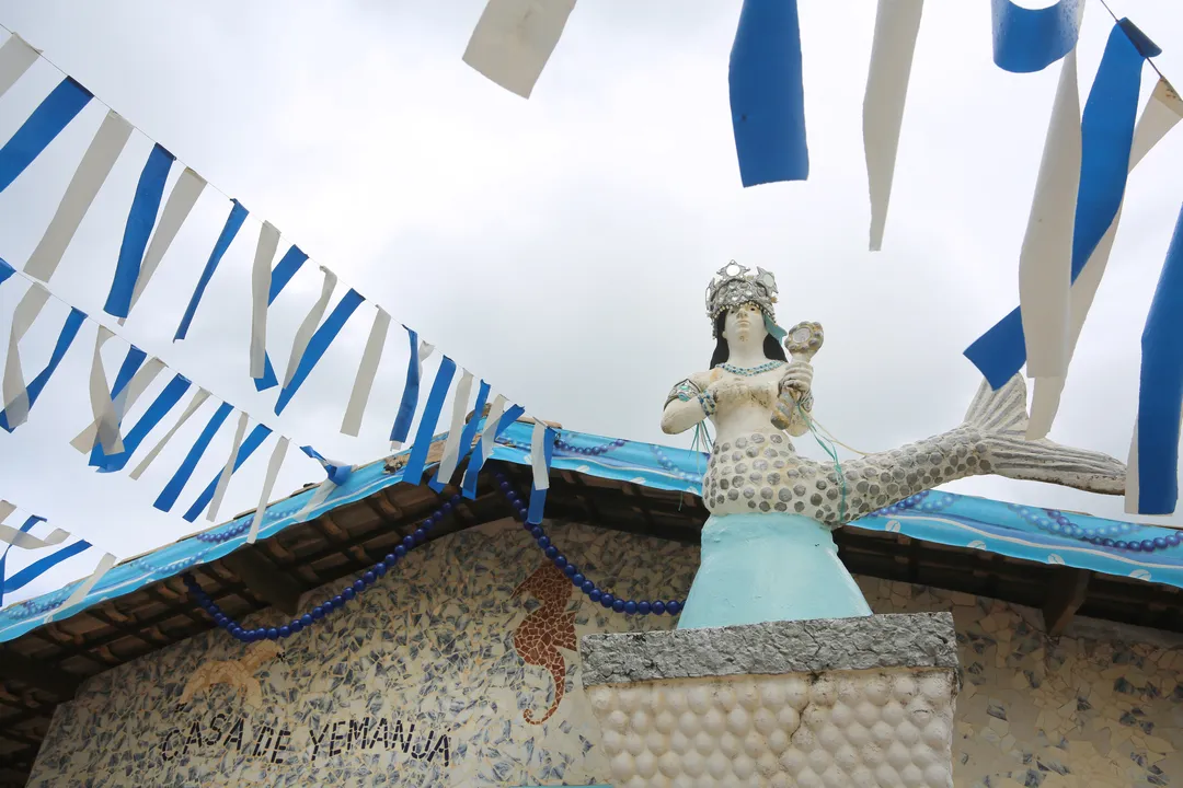 O responsável por essa iniciativa é o projeto Ayó Gbogbo Axé que tem feito encontros e reuniões com os pescadores na sede da colônia